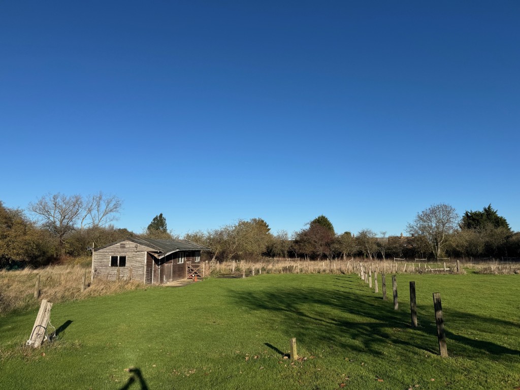 Lot: 40887 - ALMOST 4.5 ACRES WITH PLANNING FOR SIXTEEN DWELLINGS SUBJECT TO S106 BEING COMPLETED - General view of the land with stables